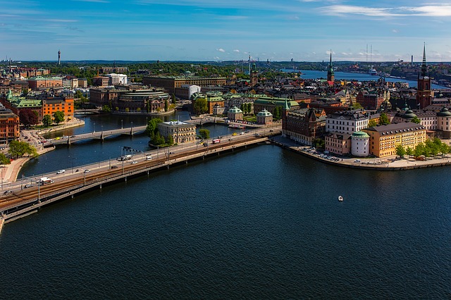 Edulliset edestakaiset lennot: Turku – Tukholma, alk. 110 euroa